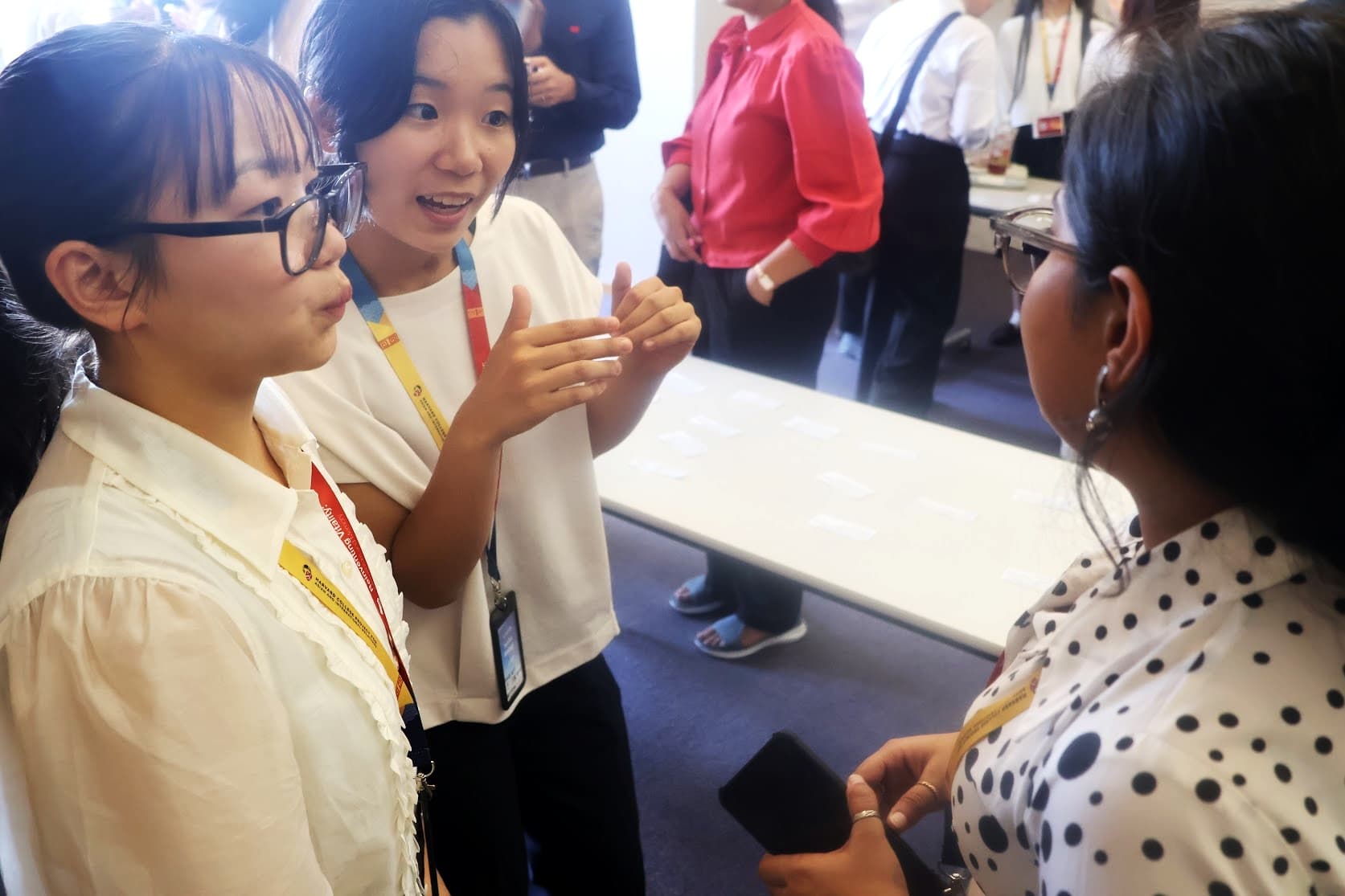チームで議論する学生たち