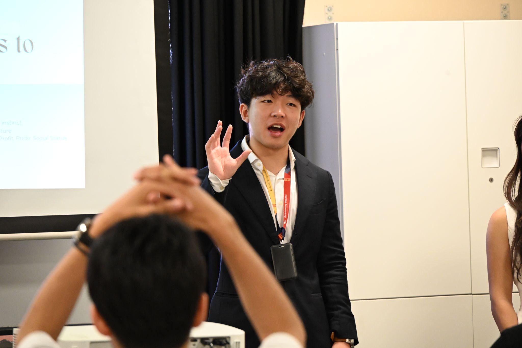 登壇者に質問する学生