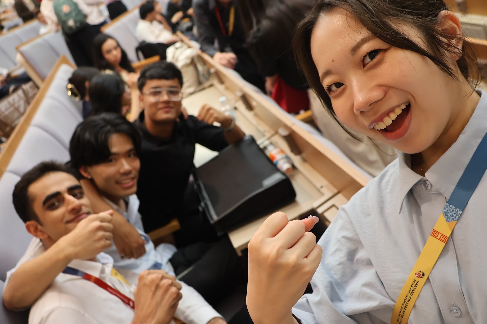 笑顔で集まる学生たち